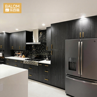Mobili da Cucina Greige Senza Maniglie con Piano in Quarzo, Elettrodomestici Integrati e Illuminazione LED - Stile Minimalista