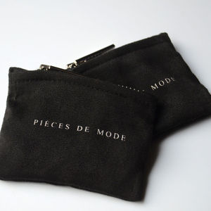 Pochette à bijoux en velours gaufré avec logo personnalisé, en faux daim noir doux, recyclable, avec cordon de serrage, petite taille, de luxe, fournie directement par l'usine - Product Image 1