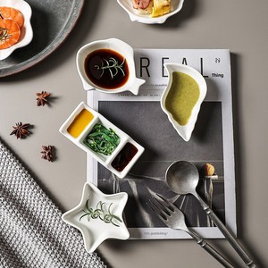 Plat à trempette en céramique blanche, compatible micro-ondes, style minimaliste, idéal pour le vinaigre, les sauces, les collations et les plats froids ou chauds. - Product Image 5