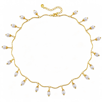 Collier ras du cou en cuivre plaqué or 18 carats fait main avec perles pendantes, délicat collier ras du cou en perles d'eau douce en forme de goutte pour femme