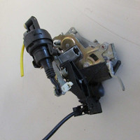 Mercedes-Benz Classe C W202 1993-2000 Serrure de porte avant droite en plastique, état neuf, numéro de pièce 2028200409 12587, fabriqué en Italie