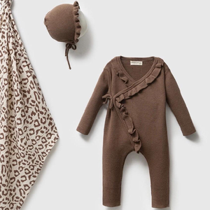 Ensemble cadeau personnalisé pour bébé : vêtements doux et naturels en coton biologique, barboteuse tricotée à volants avec bonnet - Product Image 1