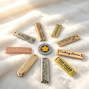 Badge en laiton martelé, fabriqué sur mesure, pour pochette rétro, insigne de mode gaufré - Product Image 6