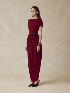 OUDINAシンプル無地半袖スリムフィットブルゴーニュプリーツ非レギュラーロングイブニングプリーツドレス - Product Image 2