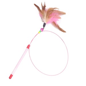 Juguete para Gatos con Plumas y Campana - Varita Interactiva de Alambre de Acero con Forma de Pez - Product Image 1