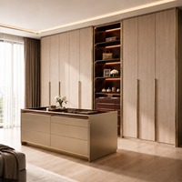 Dressing moderne en placage de bois avec îlot de rangement, étagères ouvertes et portes battantes pleine hauteur
