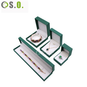 Boîte d'emballage de bijoux de luxe en cuir PU vert pour pendentif et bague de mariage, avec logo personnalisé par marquage à chaud - Product Image 5