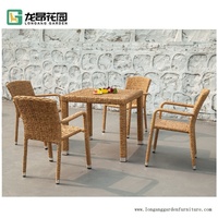 Meubles de salle à manger d'extérieur modernes 4 places en rotin ensembles de tables et de chaises en métal pour parc et villa pour le jardin