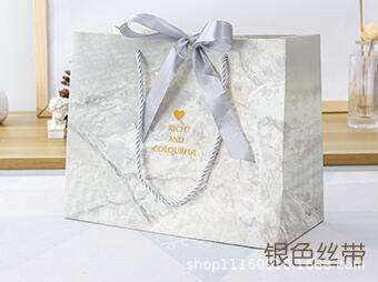 กระดาษแข็งสีขาว; ริบบิ้นสีเงิน 067; ขนาดใหญ่ 36*25*12