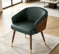 Chaise en bois moderne et confortable avec dossier en cuir, design doux pour salon, chambre, appartement, villa