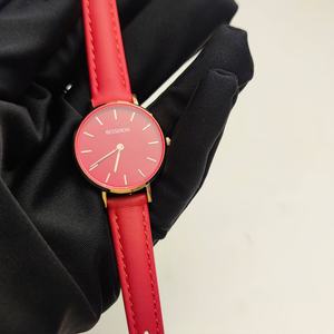 Montre pour femmes avec logo personnalisé, boîtier rond de 28 mm, style minimaliste, mouvement à quartz japonais, bracelet en cuir, cadeau pour femmes - Product Image 2