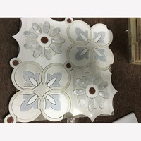 Lanterne en pierre lime naturelle, mélange de perles de marbre blanc pur, carrelage mosaïque à fleurs à jet d'eau