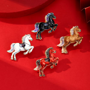 Levendige 3D paardenthema UV-geprinte zinklegering emaille pin, casual wear rugzakdecoratie, promotioneel cadeau, groothandel, bulkbestelling - Product Image 1