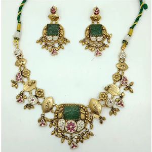 Ensemble de collier choker plaqué or traditionnel avec pierre verte, design floral Kundan Polki et boucles d'oreilles assorties pour tenue de mariée - Product Image 2