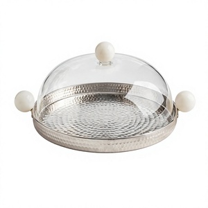 Support à gâteau moderne blanc avec bouton rond en métal argenté martelé, couvercle en verre transparent, plateau de service à dessert en acier inoxydable avec couvercle - Product Image 1