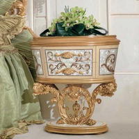 Cama King Size Tapizada en Verde Salvia de Lujo con Marco de Madera Tallada en Hoja de Oro Barroca para Villa, Mansión o Dormitorio Principal