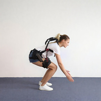 Exosquelette motorisé industriel à dos métallique pour la manutention, avec ceinture élastique et protection renforcée pour l'amélioration de la force des cuisses externes, version continentale