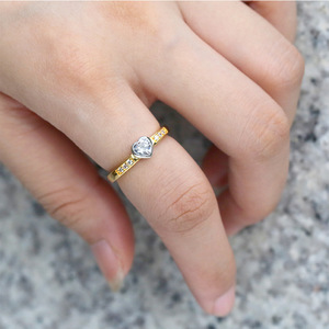 Anello minimalista a due toni a forma di cuore per donna, elegante gioiello alla moda per l'indice - Product Image 4