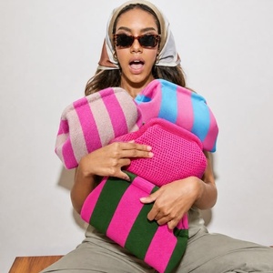 Sac à main en tricot rayé de haute qualité pour femme, sac à main en maille ajourée, trousse de toilette portable, sac de plage pour les vacances d'été - Product Image 1