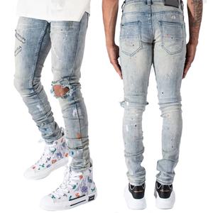 กางเกงยีนส์เดนิมทรงสลิมฟิตสีฟ้าอ่อนแบบมีรอยขาดที่เข่าและลายเพ้นท์สำหรับผู้ชาย - Product Image 6