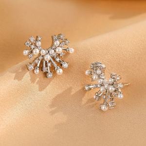 Boucles d'oreilles clous élégantes de haute qualité en argent S925 plaqué or Xingyun, motif géométrique tendance, coupe princesse - Product Image 6