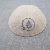 TopKipot Kippah de lino con marco Logo bordado personalizar Bar Mitzvah sombrero Judaica Yarmulke Kippah judío diario para regalo
