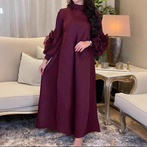 2025 vendita calda alla moda plissettato <span class=keywords><strong>lungo</strong></span> <span class=keywords><strong>abito</strong></span> da <span class=keywords><strong>donna</strong></span> con Design floreale a mano in stile <span class=keywords><strong>bordeaux</strong></span> - Product Image 2