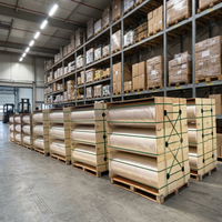 Rouleau de film rétractable en PVC haute transparence recyclable pour l'impression d'étiquettes rétractables et l'emballage de boissons en usine