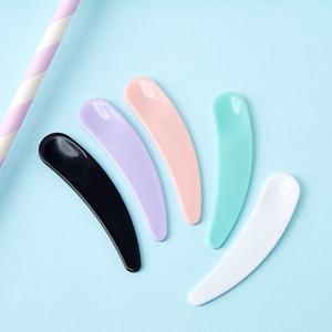 Mini cuillère cosmétique en PP avec logo personnalisé cuillère à maquillage colorée spatule pour masque cuillère à crème en plastique bâton - Product Image 1