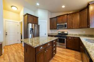 Plan de travail en bois MFC sur mesure, armoire de cuisine intégrée, comptoir en marbre, cuisinière, rangement, évier de piscine - Product Image 4