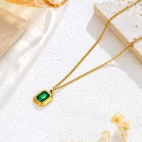 Collier avec chaîne à maillons en plaqué or 18 carats vintage Collier en acier inoxydable avec pendentif en pierres précieuses vertes Bijoux design pour femmes