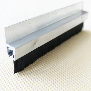 Bande d'étanchéité à brosse verticale robuste pour <span class=keywords><strong>porte</strong></span> roulante <span class=keywords><strong>de</strong></span> <span class=keywords><strong>garage</strong></span>, bas commercial - Product Image 1