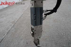 Macchina per Stampaggio a Iniezione Verticale Completamente Automatica con <span class=keywords><strong>Braccio</strong></span> Robotico Industriale - Product Image 5