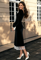 Robe midi élégante en dentelle à col carré et manches longues, coupe trapèze, taille naturelle, en tissu respirant pour les occasions décontractées