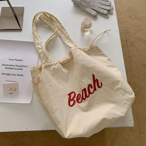 Sac fourre-tout en nylon avec cordon de serrage, blanc cassé, motif lettres rouges, grande capacité, sac à bandoulière pour femme, été 2024 - Product Image 4