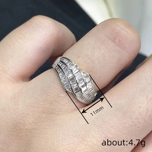 Anello con texture a onde per donna, gioiello da dito elegante e scintillante - Product Image 4