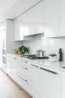 Meubles de cuisine de luxe blancs laqués brillants avec poignées dorées, armoires sur mesure modernes pour toute la maison, meubles de rangement domestique
