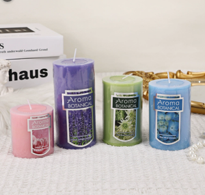 Bougie parfumée cylindrique unie pastel avec étiquette à motif végétal, plusieurs tailles disponibles, décoration de pilier - Product Image 1