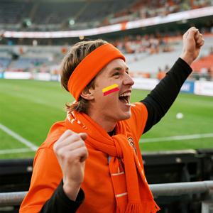 La peinture de visage du <span class=keywords><strong>Bénin</strong></span> avec des rayures vertes, jaunes et rouges ajoute une atmosphère vibrante au site de l'événement - Product Image 5