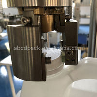 Machine de capsulage linéaire automatique robuste à vis, système de préhension à engrenages pour lignes d'embouteillage à haut volume