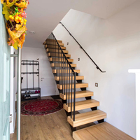 Escalier en bois flottant sur mesure de luxe, système d'escalier à monopoutre avec monte-escalier ouvert pour la maison