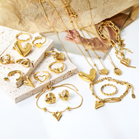 Parures de bijoux géométriques classiques hypoallergéniques plaquées or, en acier inoxydable, avec collier, bracelet et bagues en forme de cœur massif – Idéal pour un cadeau
