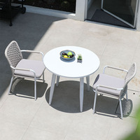 Ensemble table et chaises d'extérieur à cadre en aluminium moderne et durable pour villa, hôtel, cour, balcon, terrasse et jardin