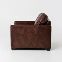 Fauteuil Chesterfield en cuir marron |   Fauteuil lounge vintage en cuir véritable avec dossier capitonné et pieds en bois |   Salon avec un seul siège