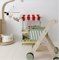 Les enfants de caddie vert en bois simulent le chariot d'enfant en bas âge