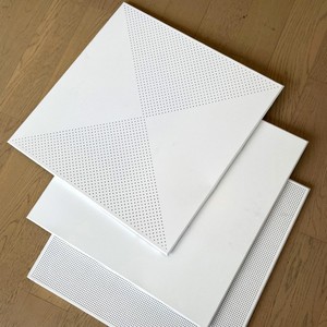 Plaque de <span class=keywords><strong>plafond</strong></span> suspendu en aluminium perforé de haute qualité, absorption acoustique, <span class=keywords><strong>faux</strong></span> <span class=keywords><strong>plafond</strong></span> 600x600 pour bureau, centre commercial - Product Image 2