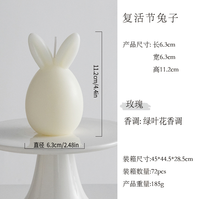 Conejo blanco de orejas verticales.