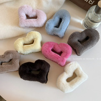 Pince à cheveux cœur en peluche douce et adorable, pince requin mignonne et duveteuse, élégante pour femmes, pour fixer les coiffures à l'arrière de la tête