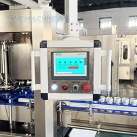 Machine de remplissage et de sertissage par gravité avec précision de ±1 %, purge à l'azote, système d'automatisation personnalisable pour l'embouteillage de boissons énergisantes et de jus