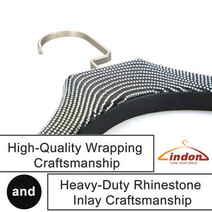 Cintres en cuir personnalisés LINDON avec strass et <span class=keywords><strong>bois</strong></span>, design luxueux pour les magasins de vêtements haut de gamme et les présentoirs de boutiques - Product Image 4